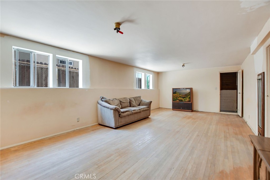 828 W 73rd
