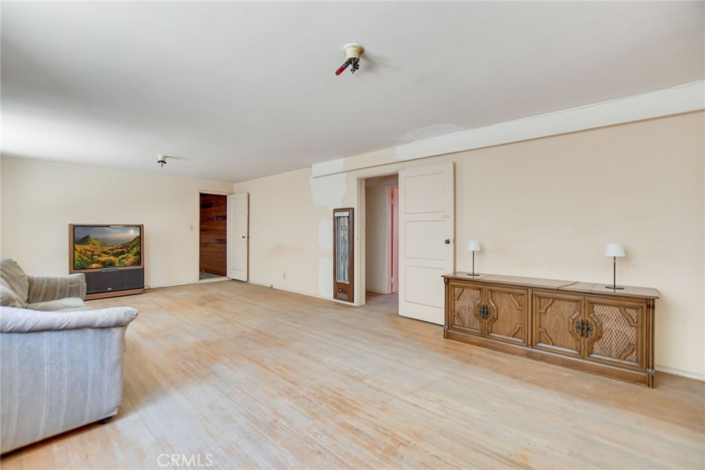828 W 73rd