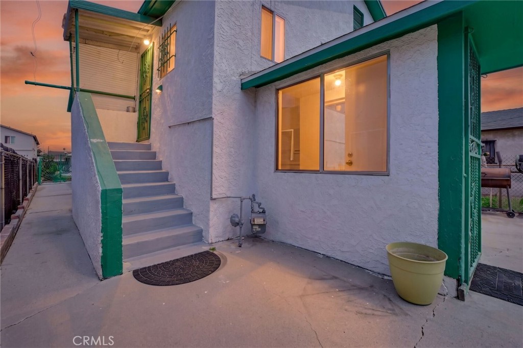 828 W 73rd