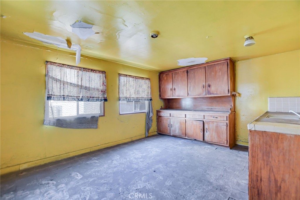 828 W 73rd