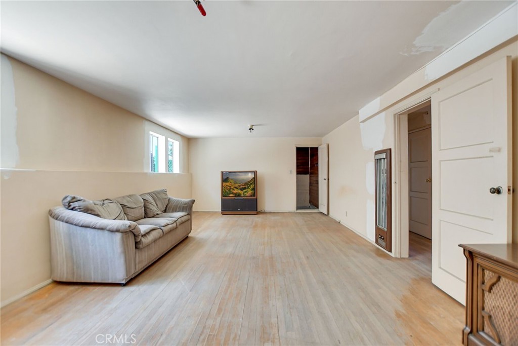 828 W 73rd