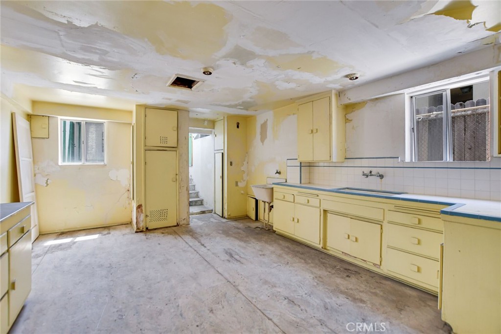 828 W 73rd