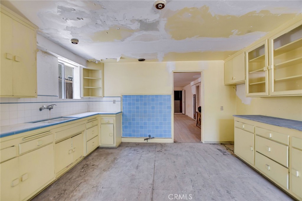 828 W 73rd