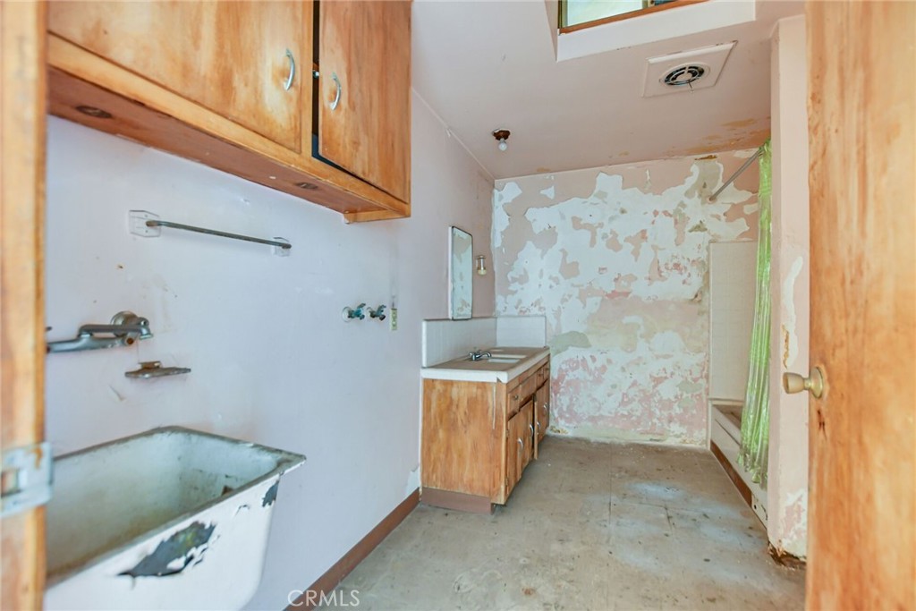 828 W 73rd