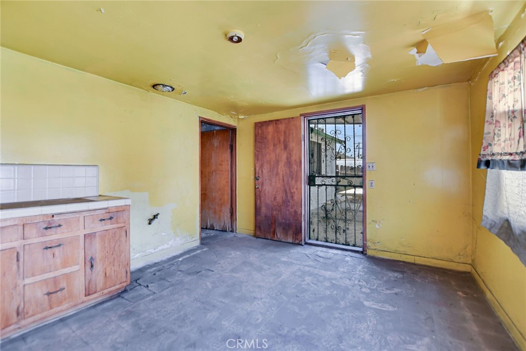 828 W 73rd