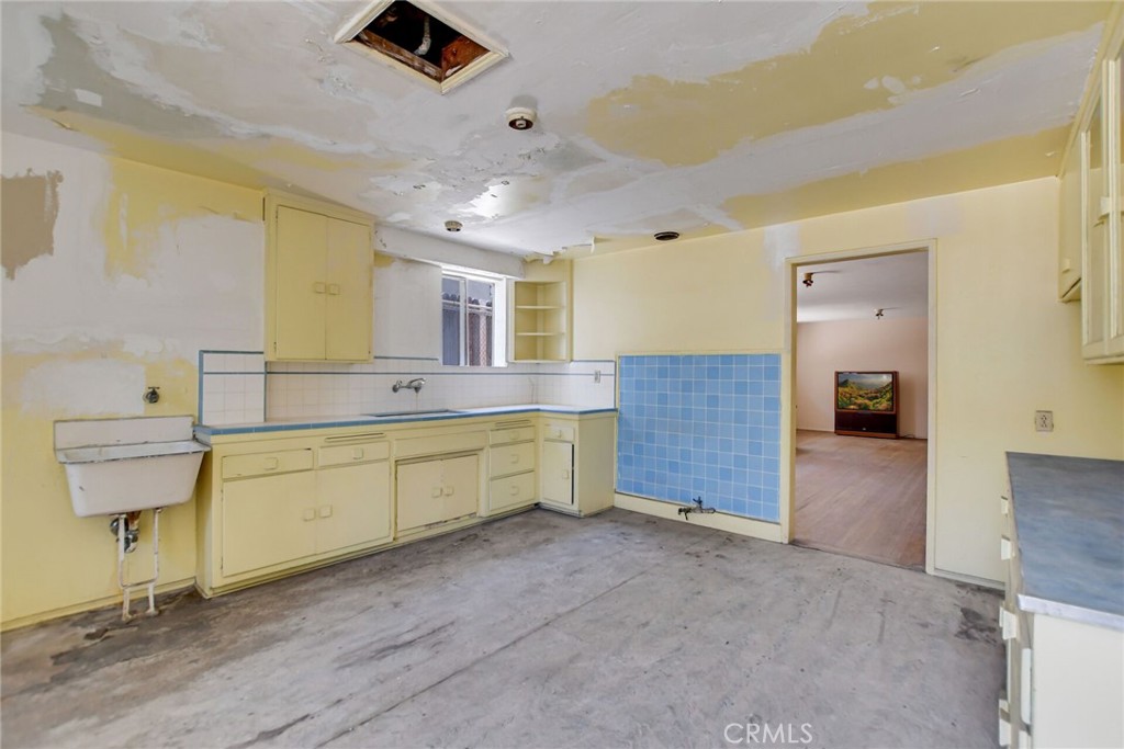 828 W 73rd