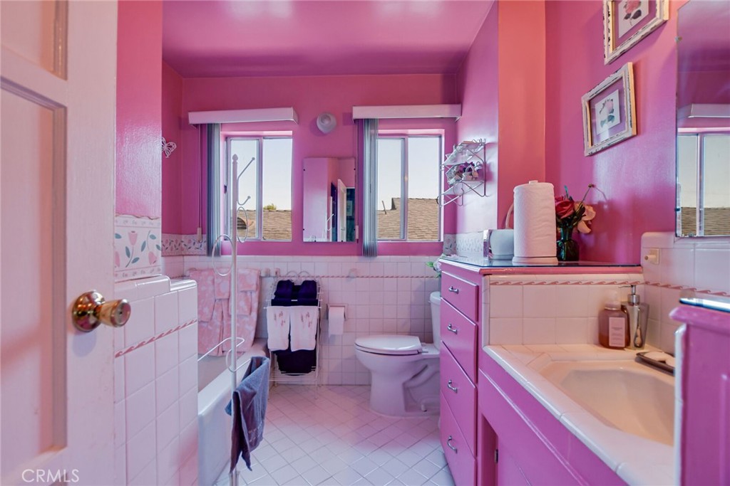 828 W 73rd