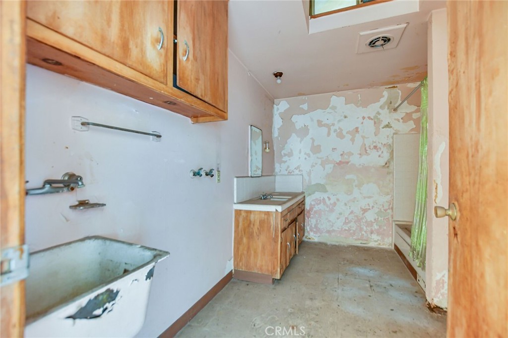 828 W 73rd Street