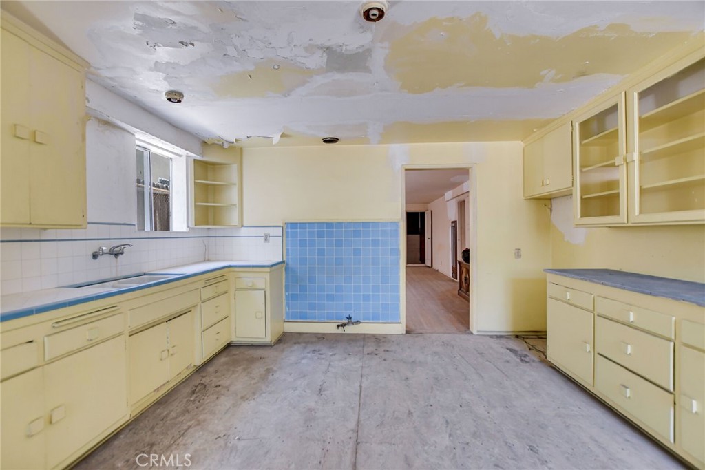 828 W 73rd Street