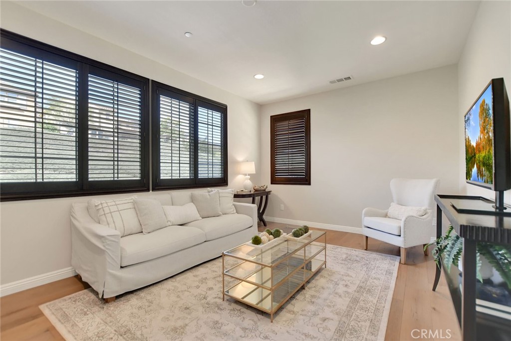 885 E Manresa