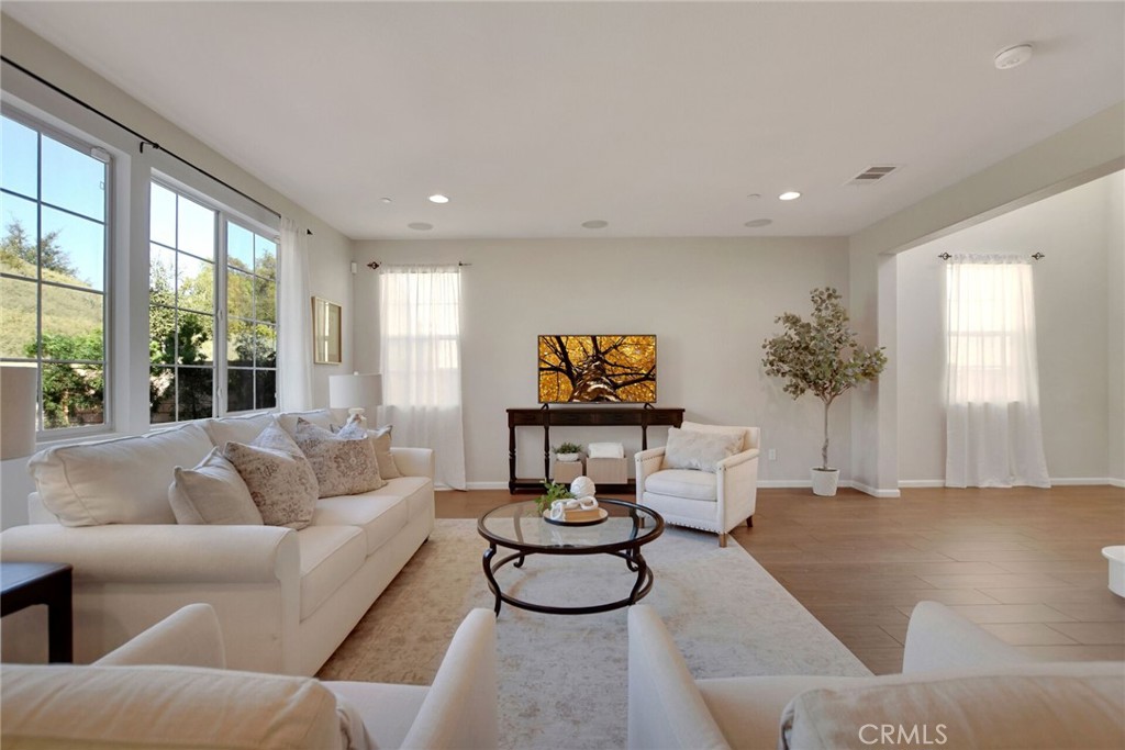 885 E Manresa