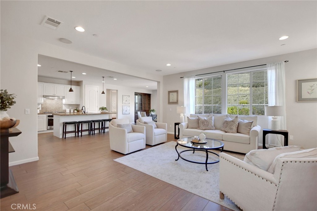 885 E Manresa