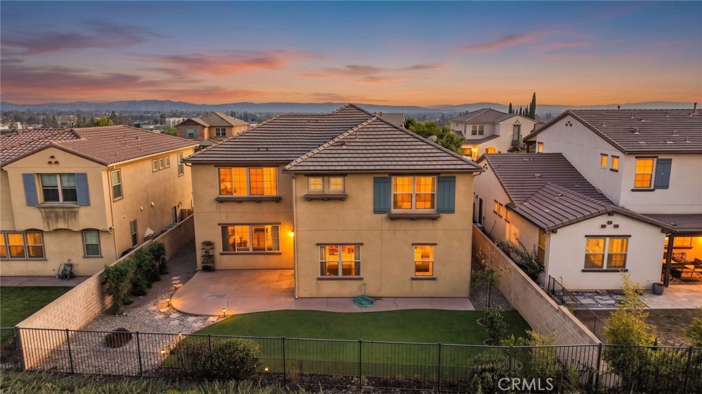 885 E Manresa