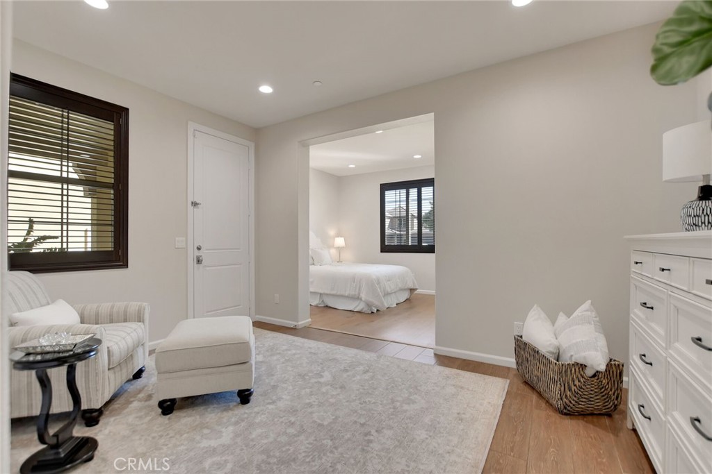885 E Manresa