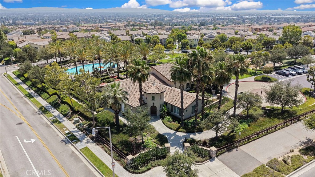 885 E Manresa