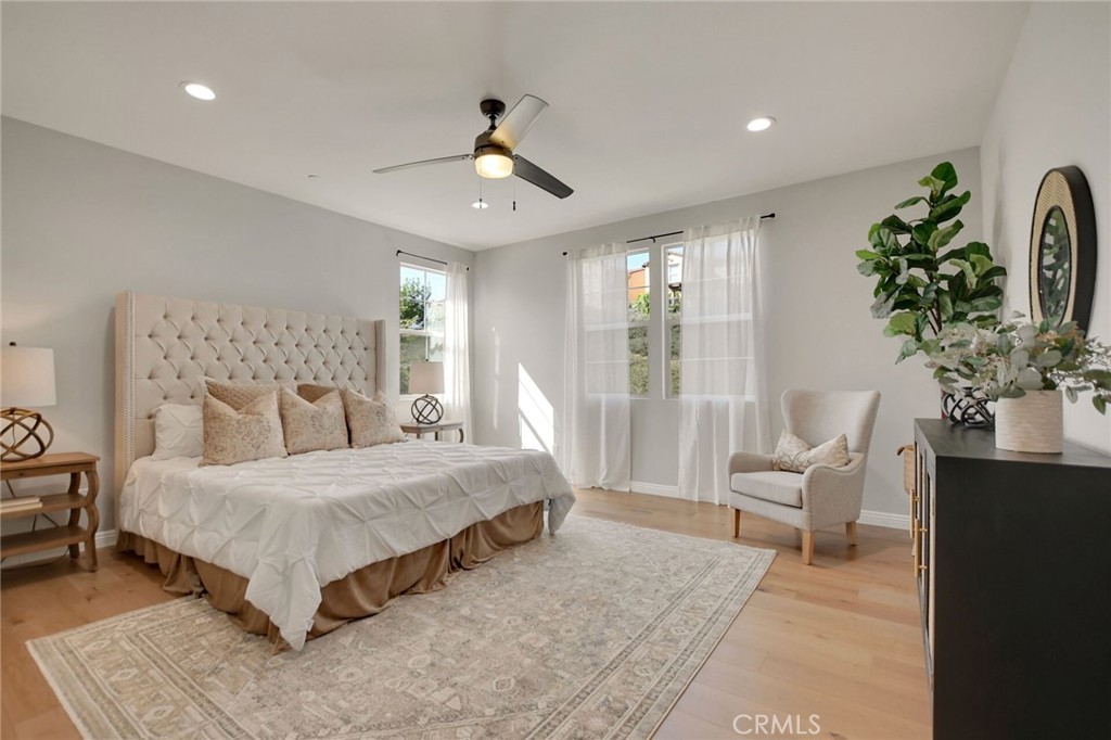 885 E Manresa