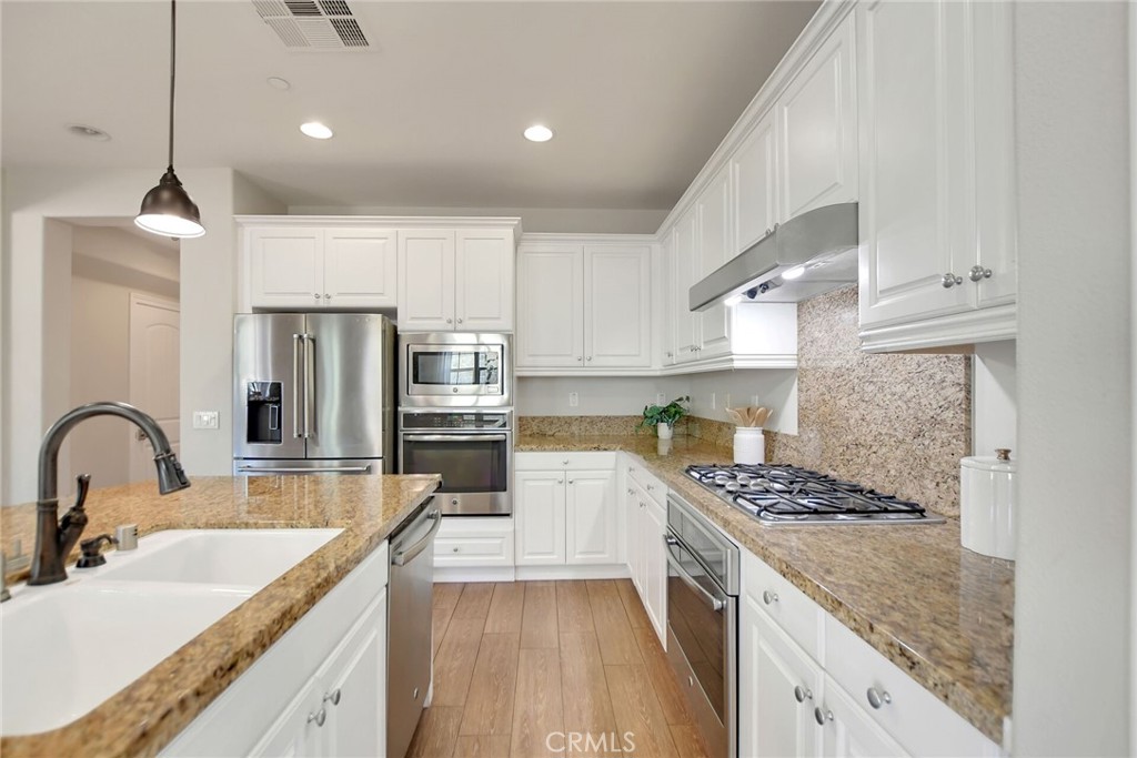 885 E Manresa
