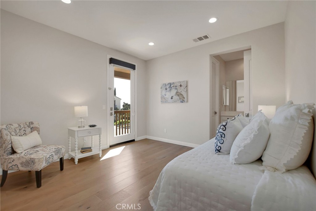 885 E Manresa