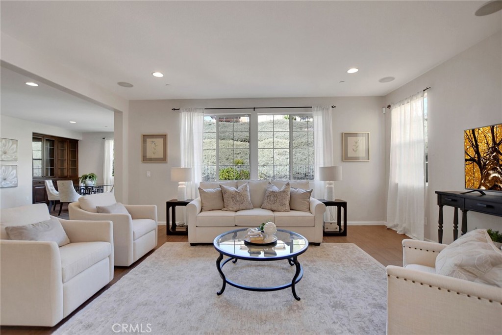 885 E Manresa
