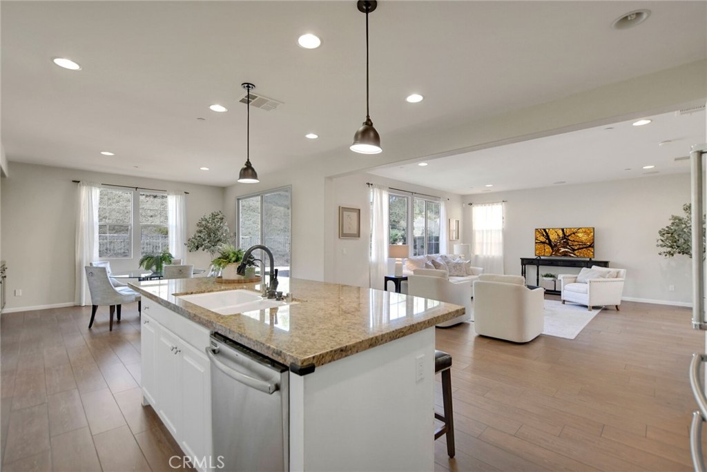 885 E Manresa