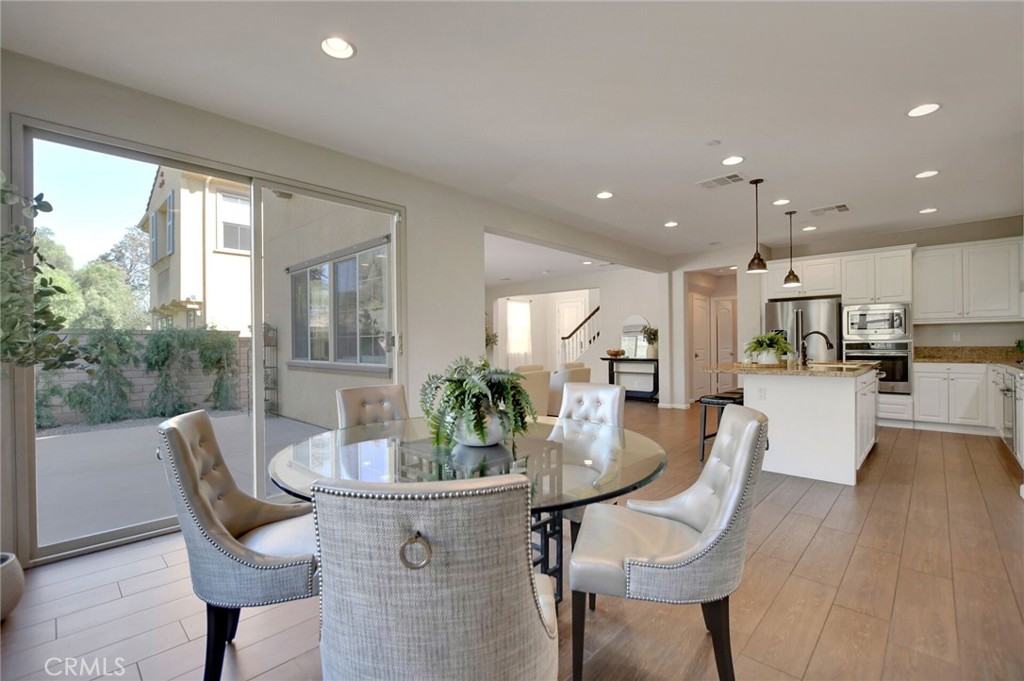 885 E Manresa