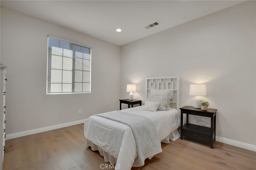 885 E Manresa