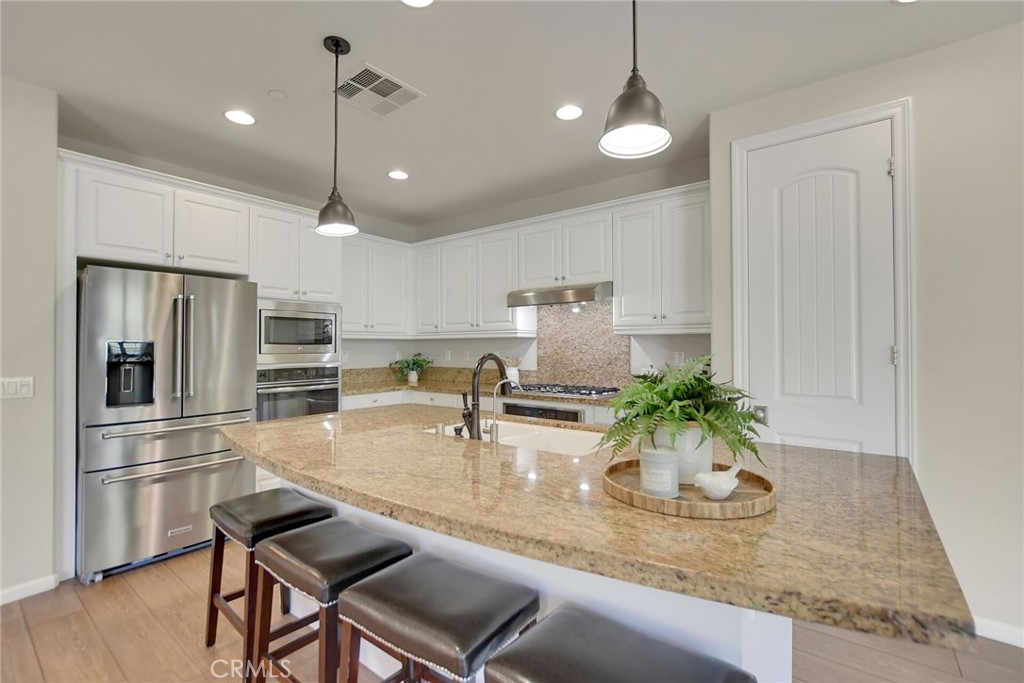 885 E Manresa