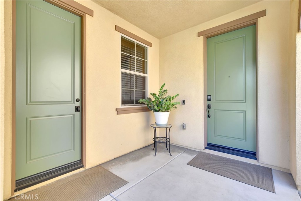 885 E Manresa