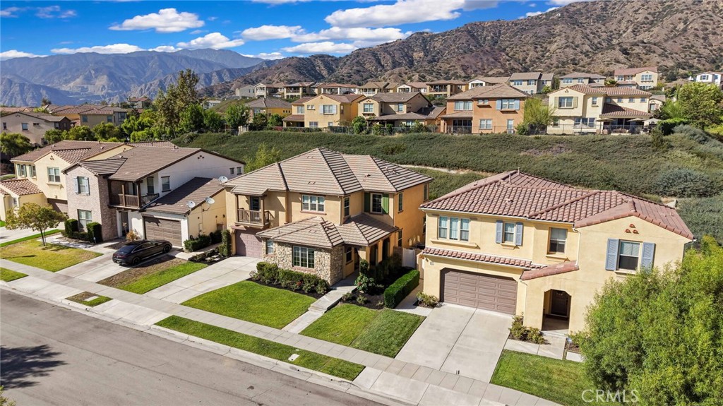 885 E Manresa