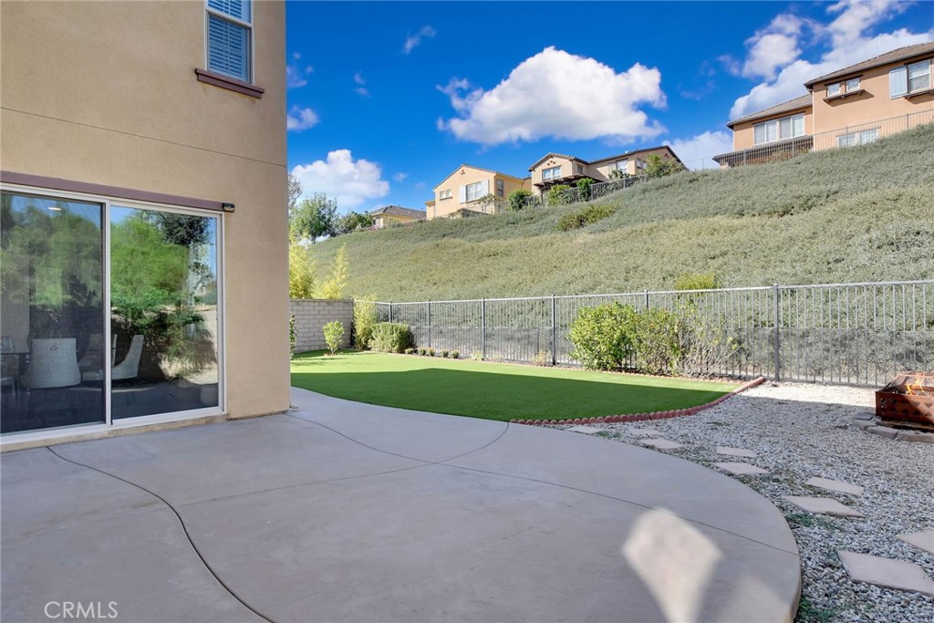 885 E Manresa