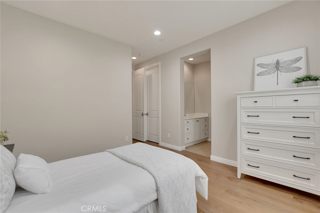 885 E Manresa