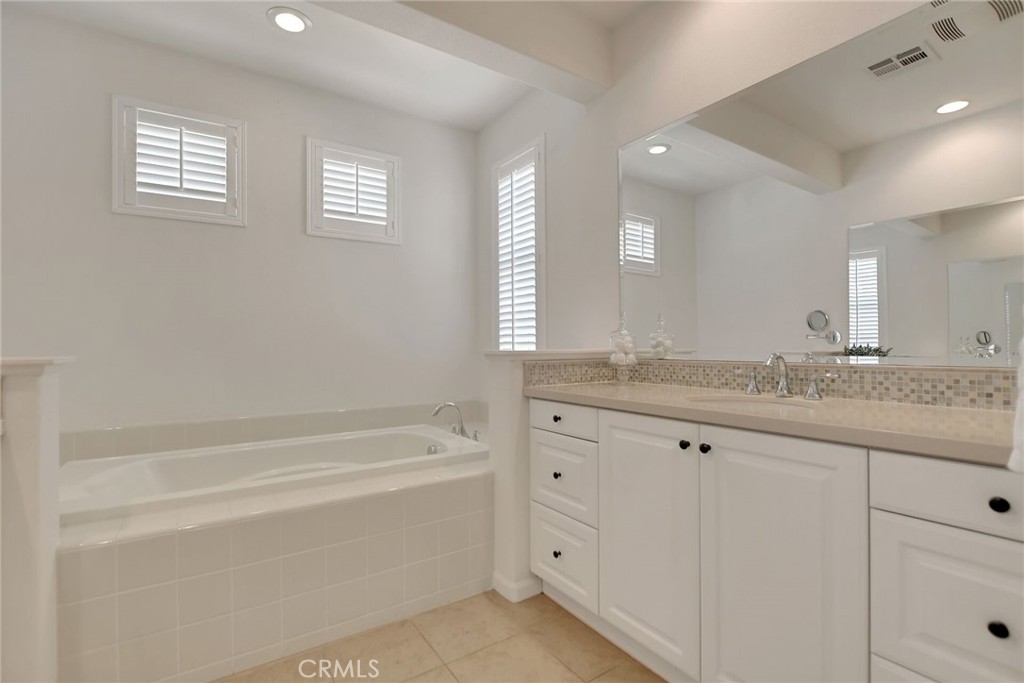 885 E Manresa
