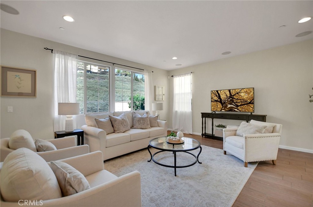 885 E Manresa