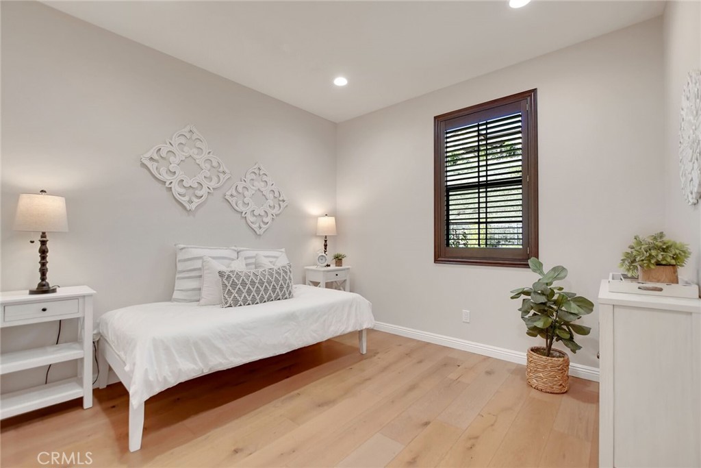 885 E Manresa