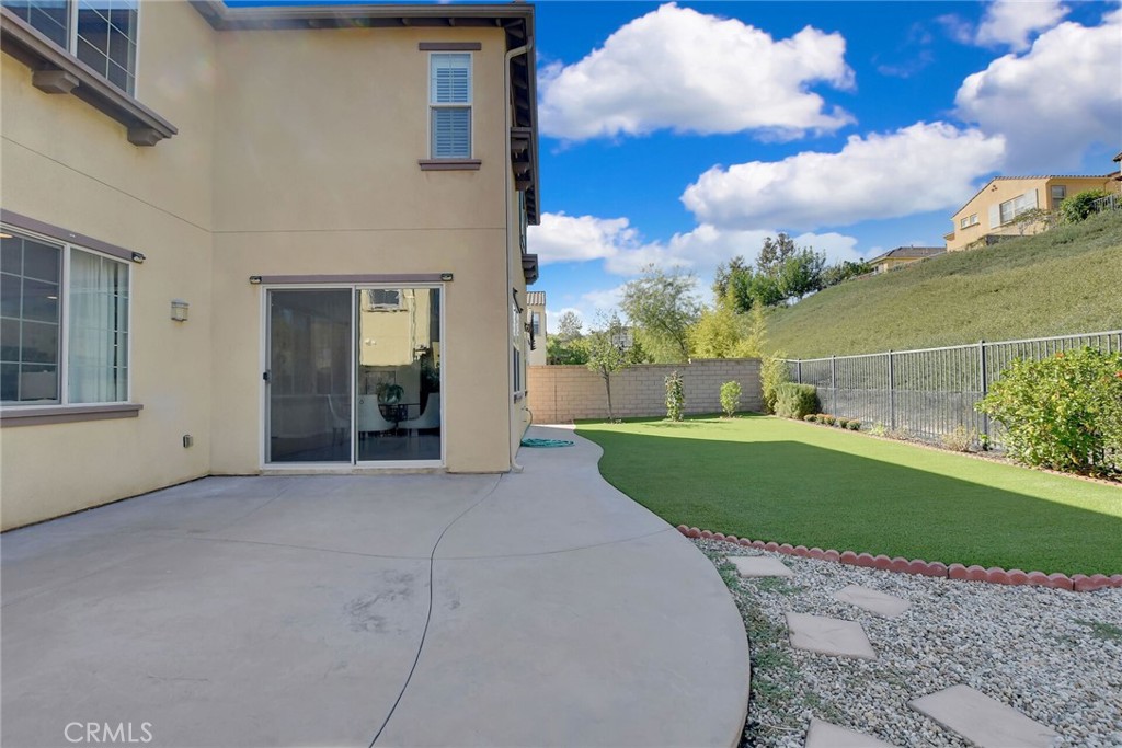 885 E Manresa