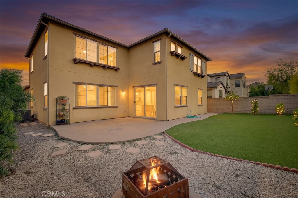 885 E Manresa