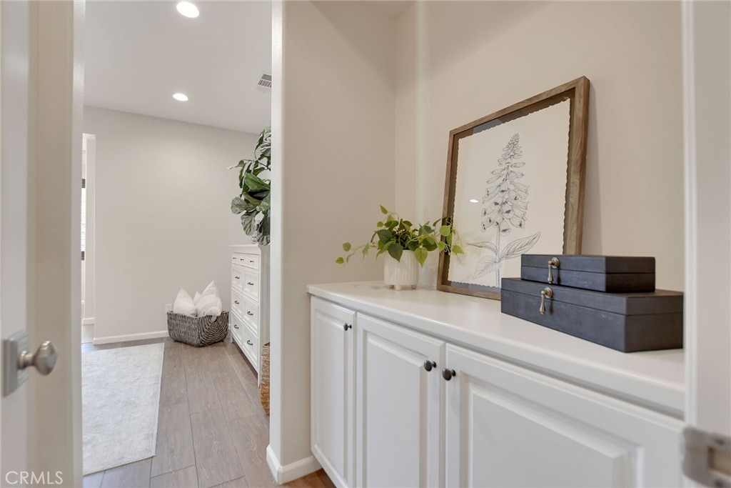 885 E Manresa
