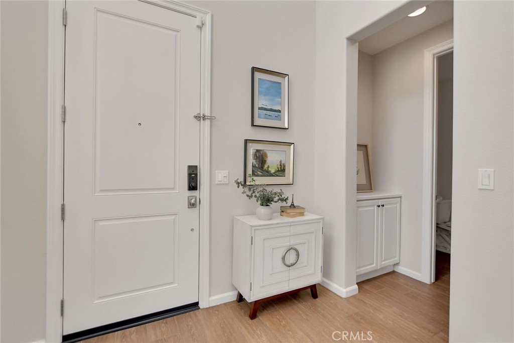 885 E Manresa