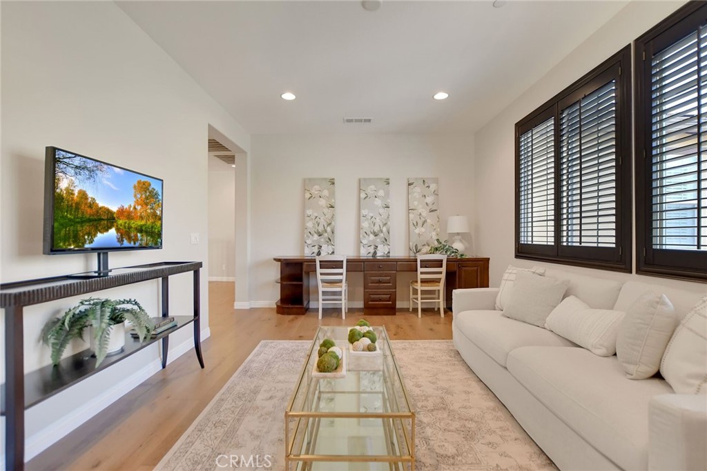 885 E Manresa