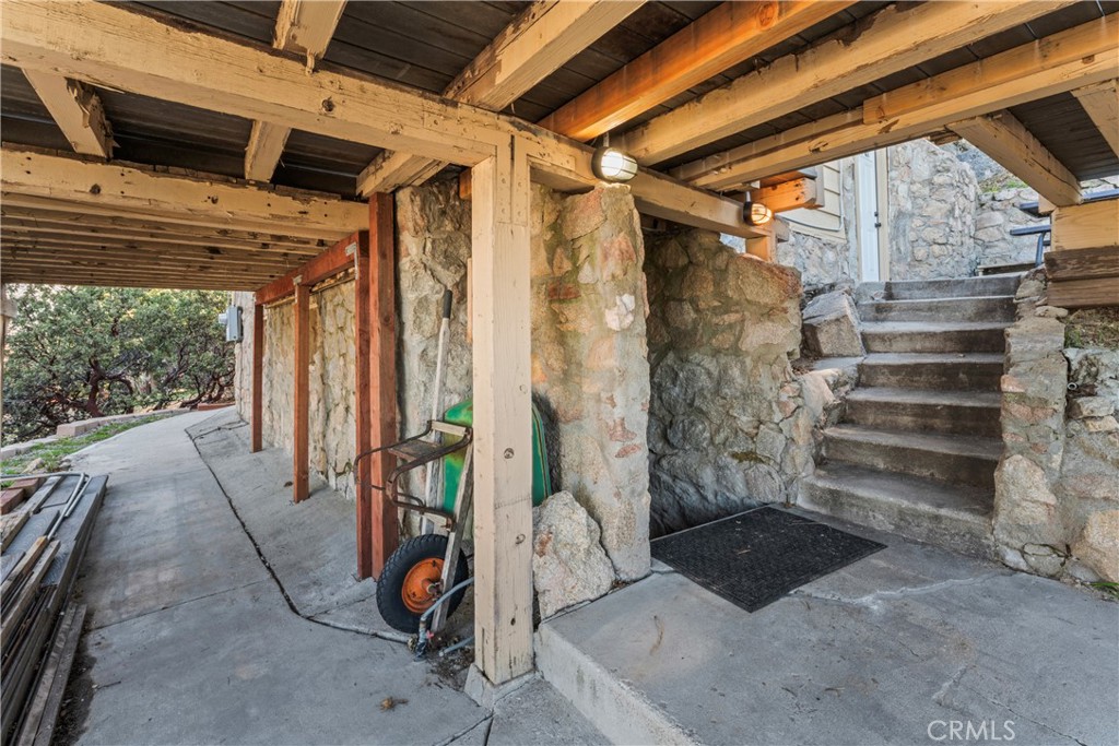 835 Lo Lane