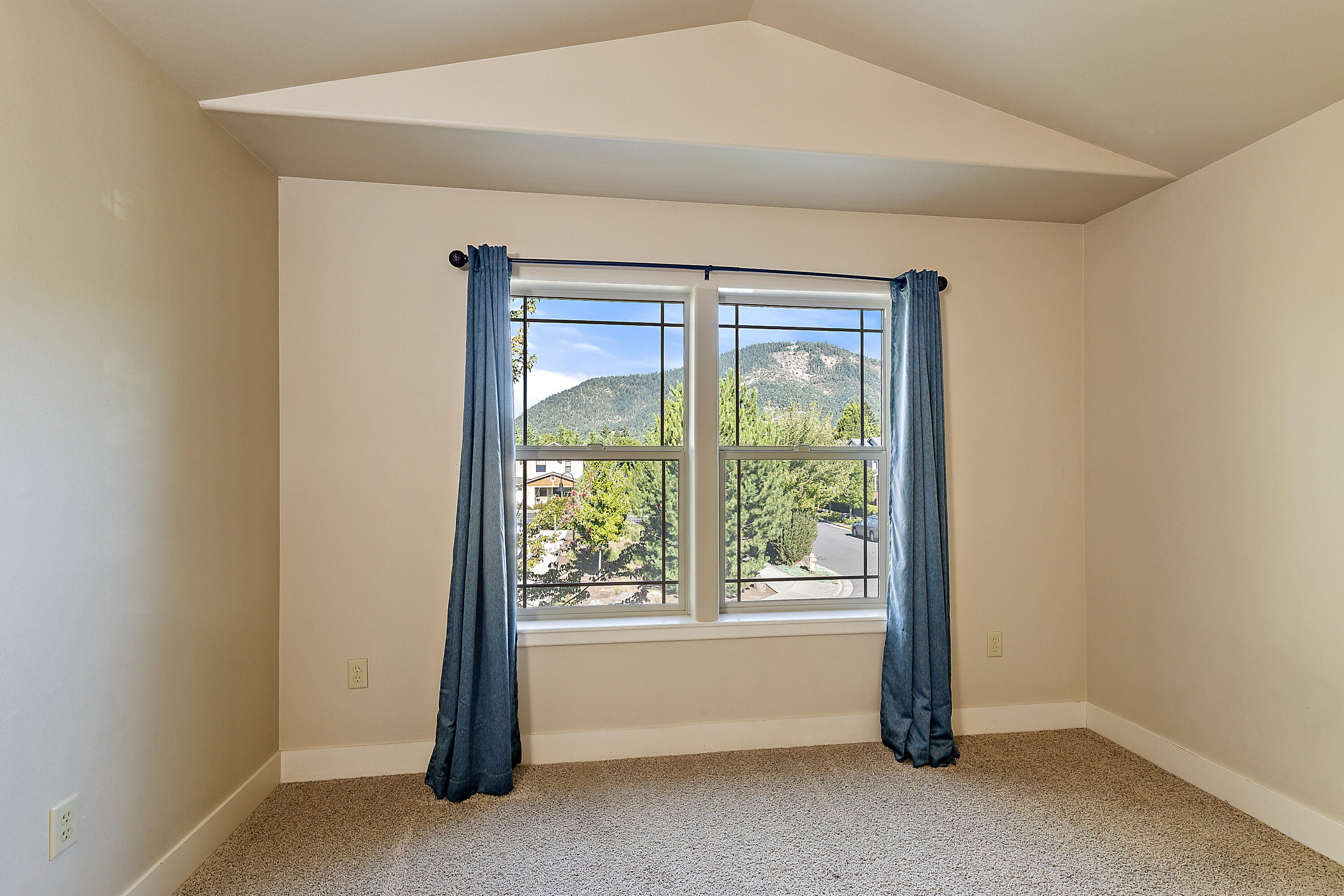 692 SE Vine Maple Lane