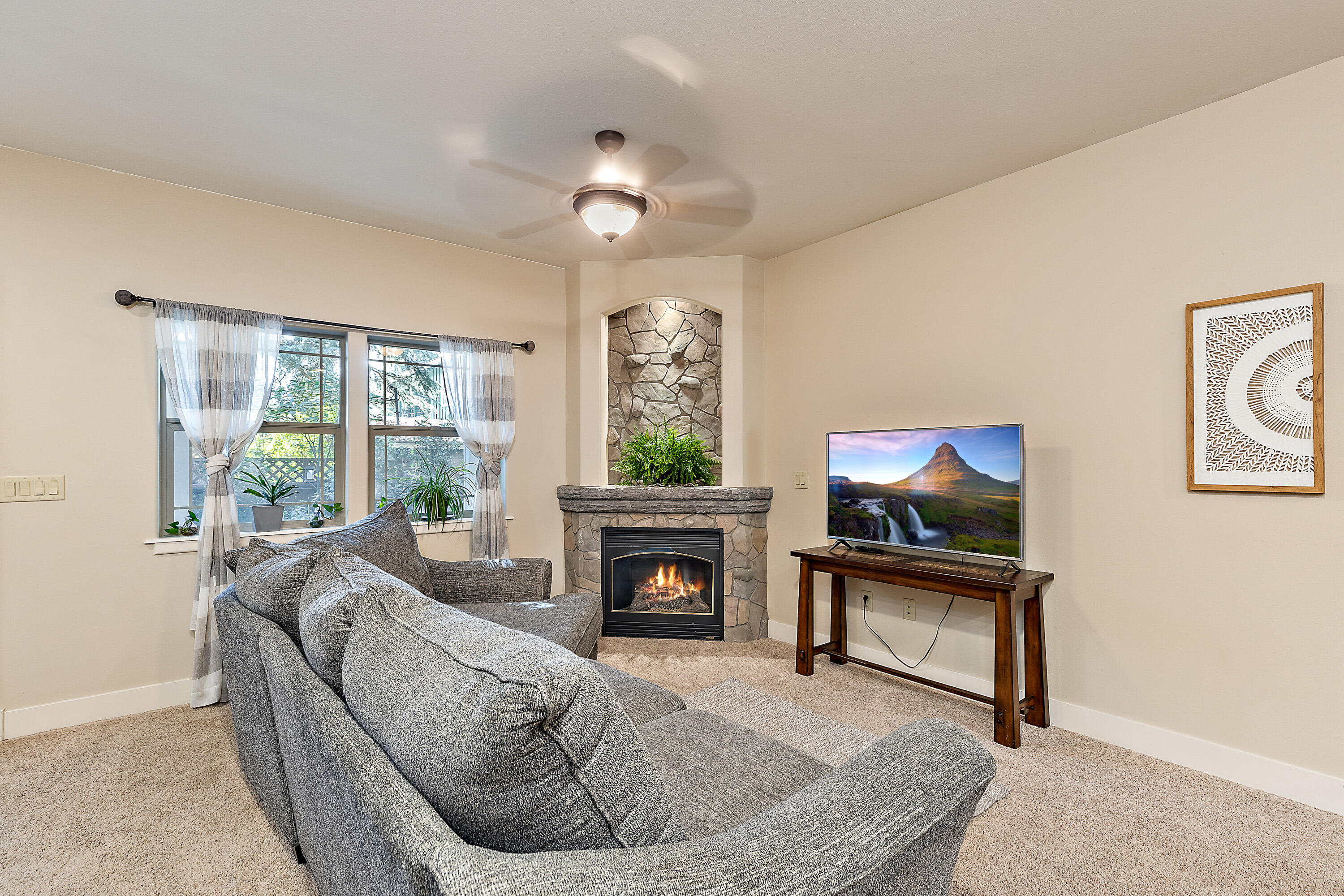 692 SE Vine Maple Lane