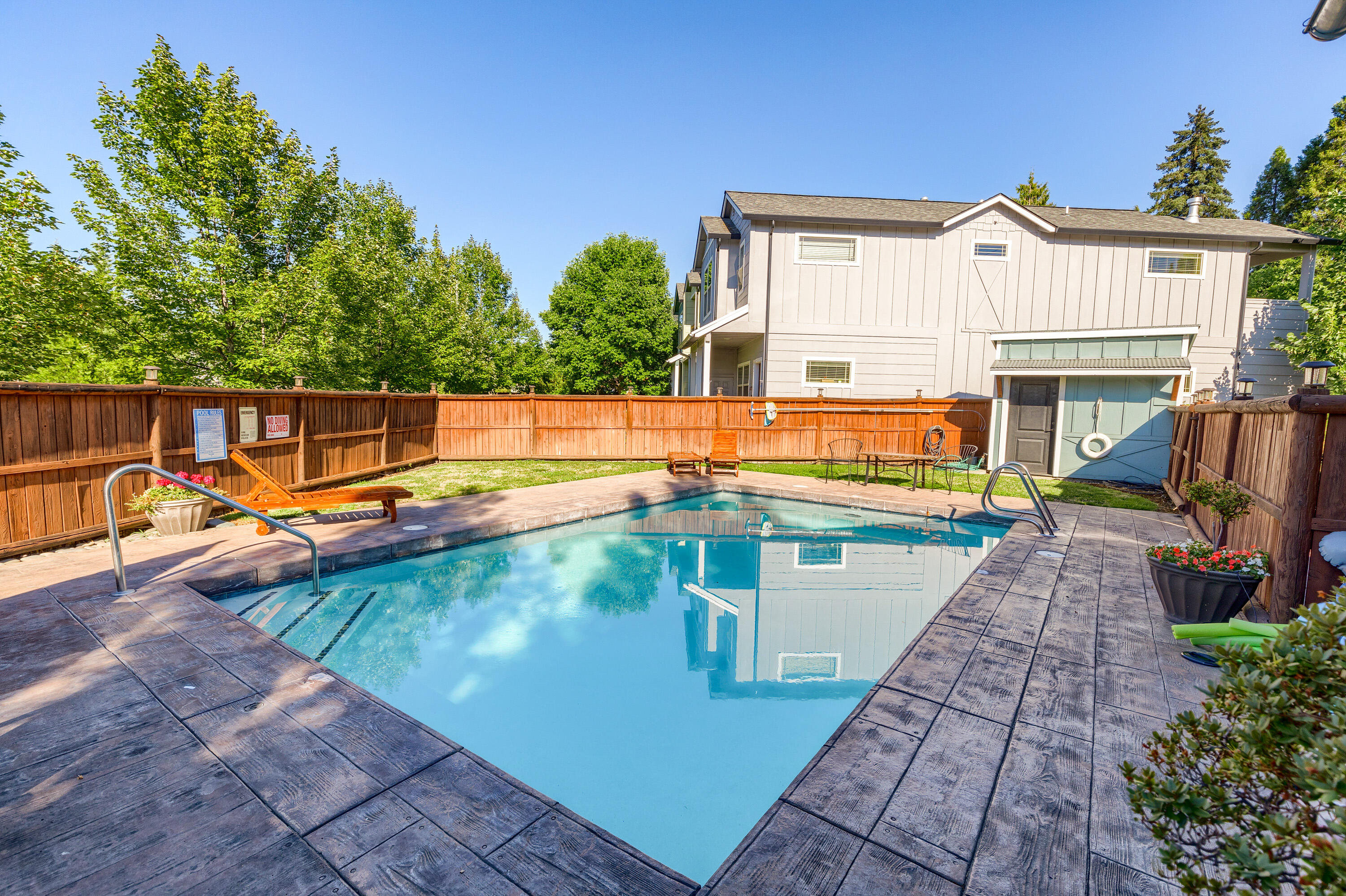 692 SE Vine Maple Lane