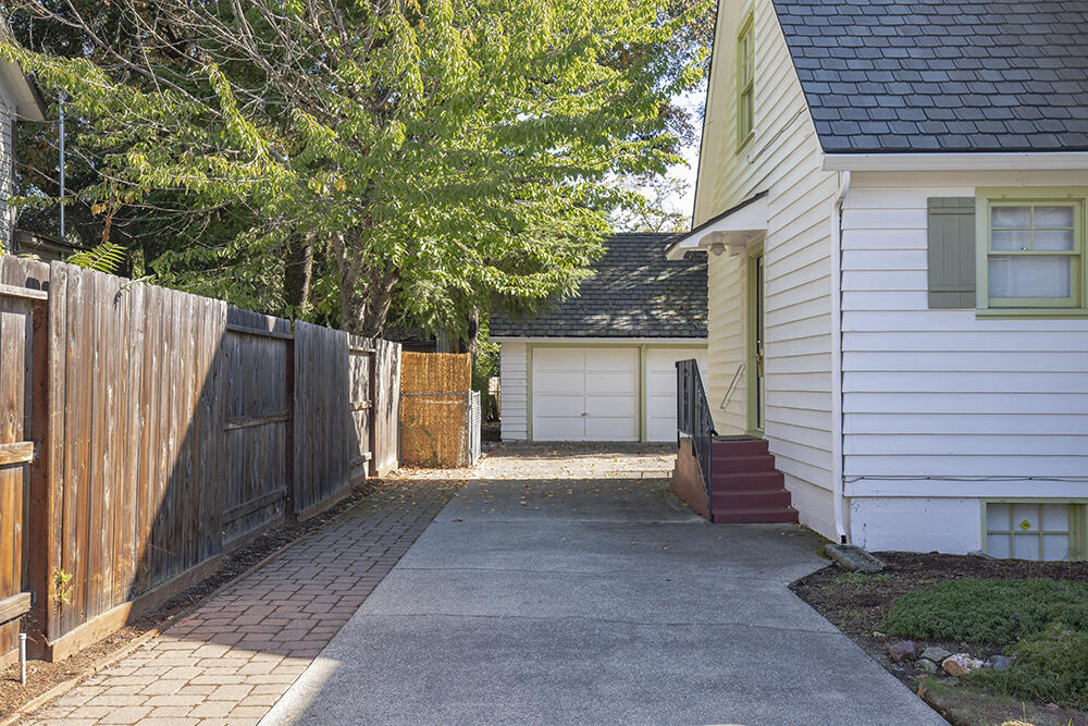 719 NW 3rd Street