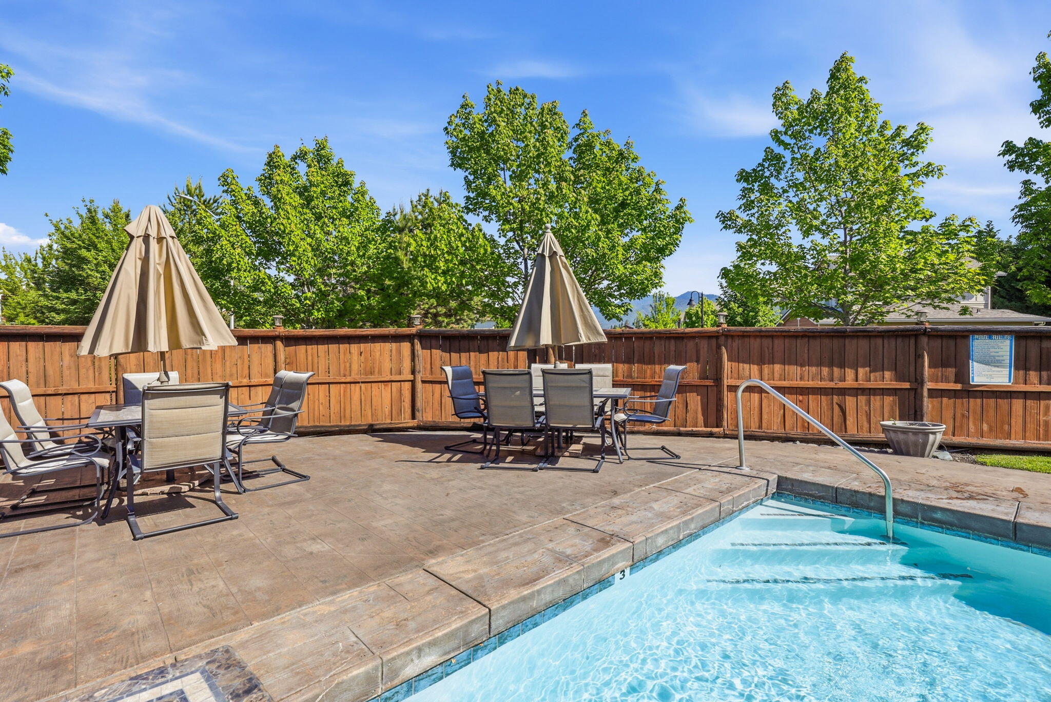 692 SE Vine Maple Lane