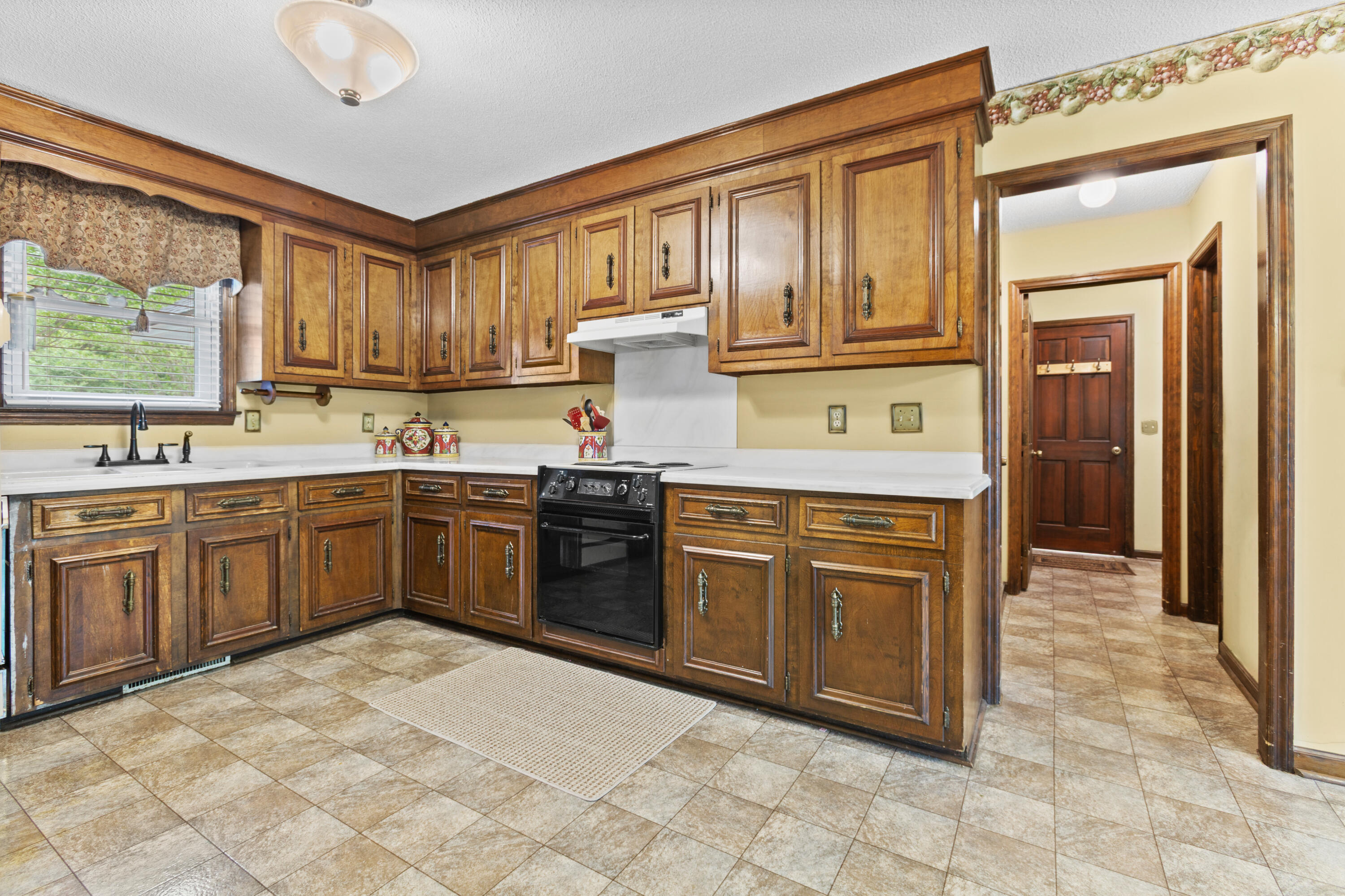 5924 Commonwealth Circle