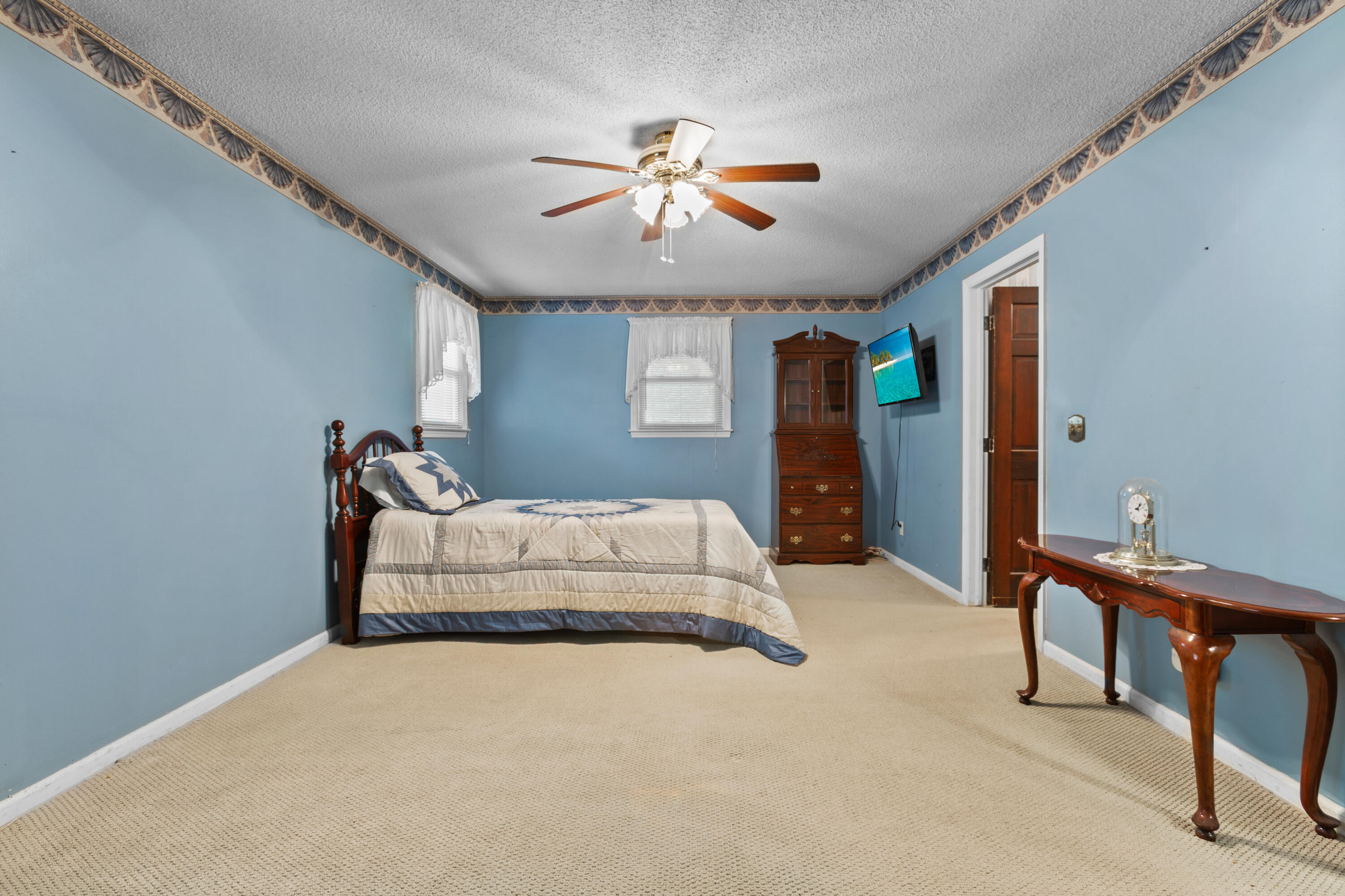 5924 Commonwealth Circle