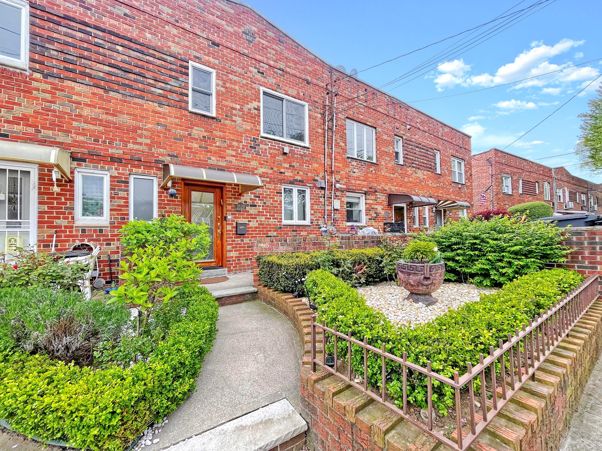 2529 E 63RD Street
