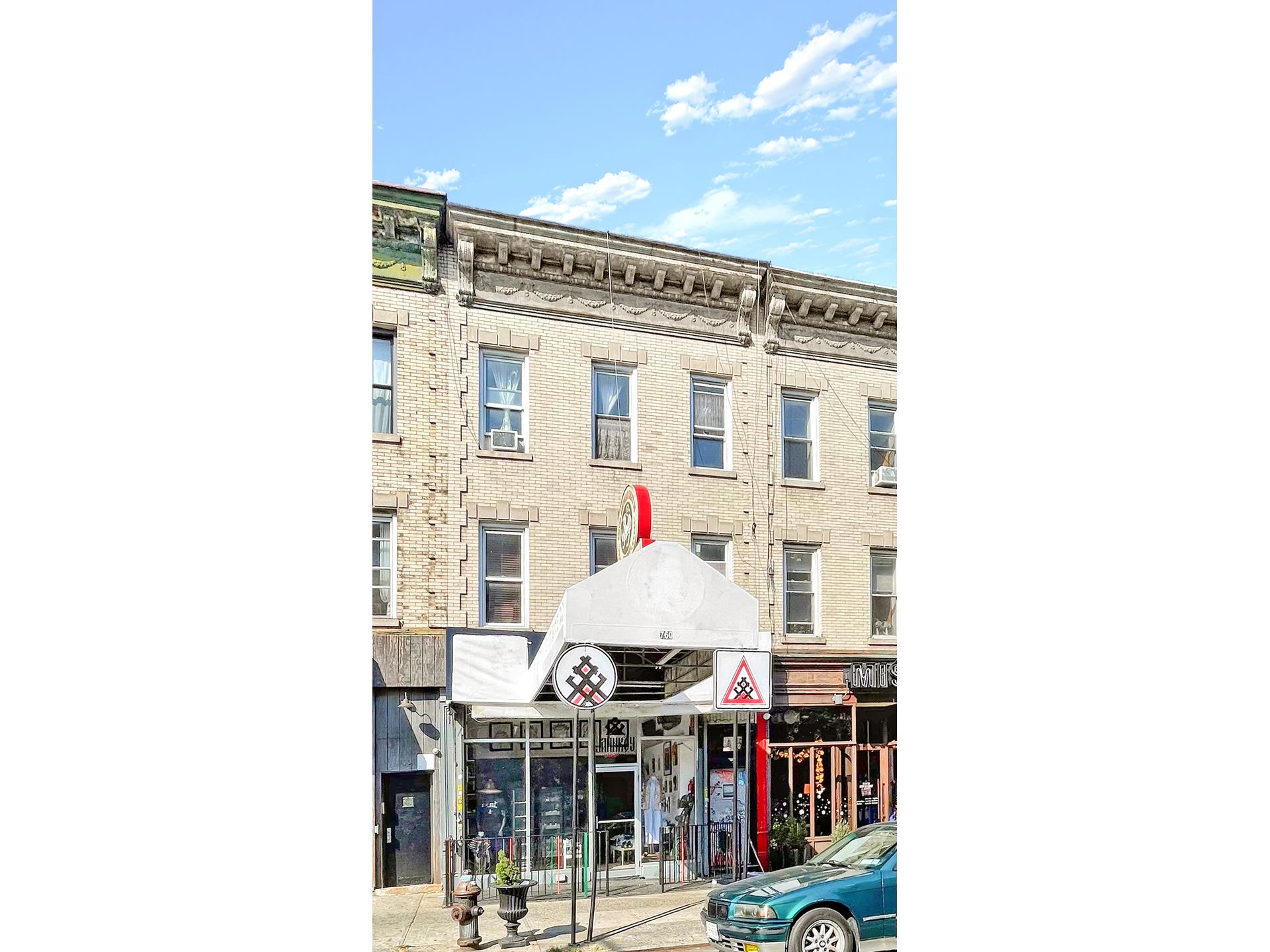 760 FRANKLIN Avenue MIXED_USE