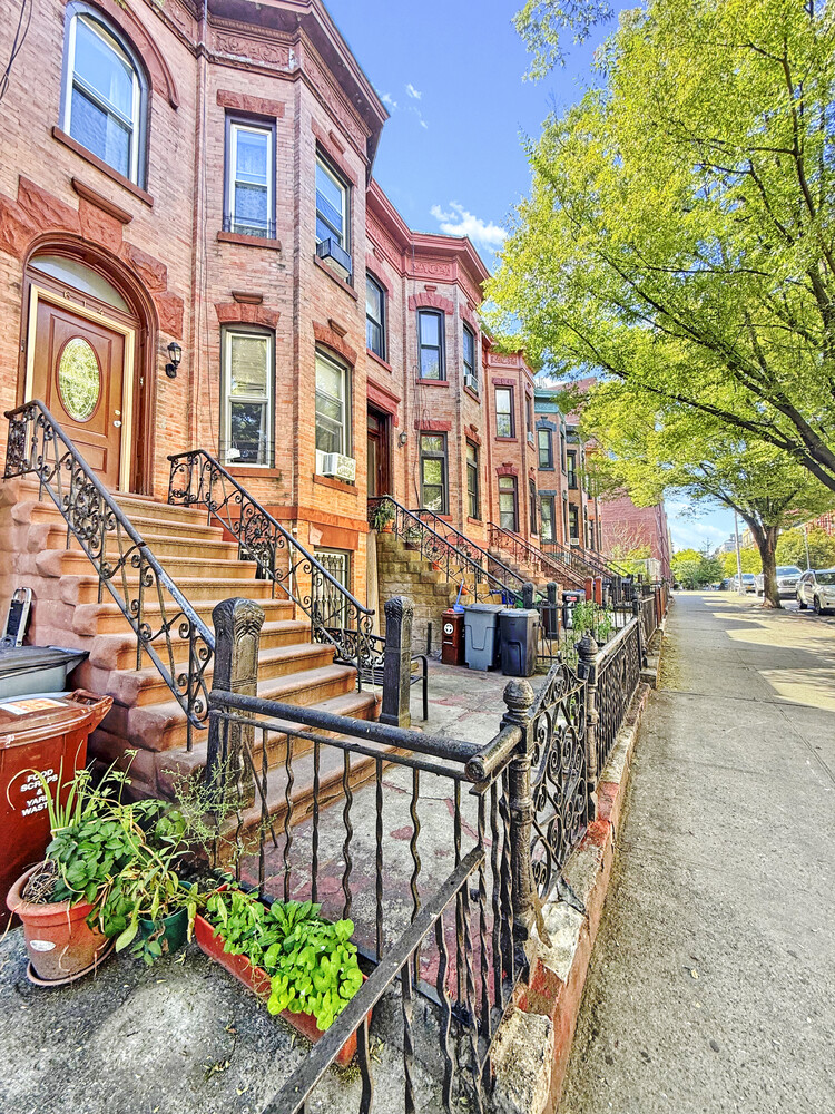 614 ST JOHNS Place